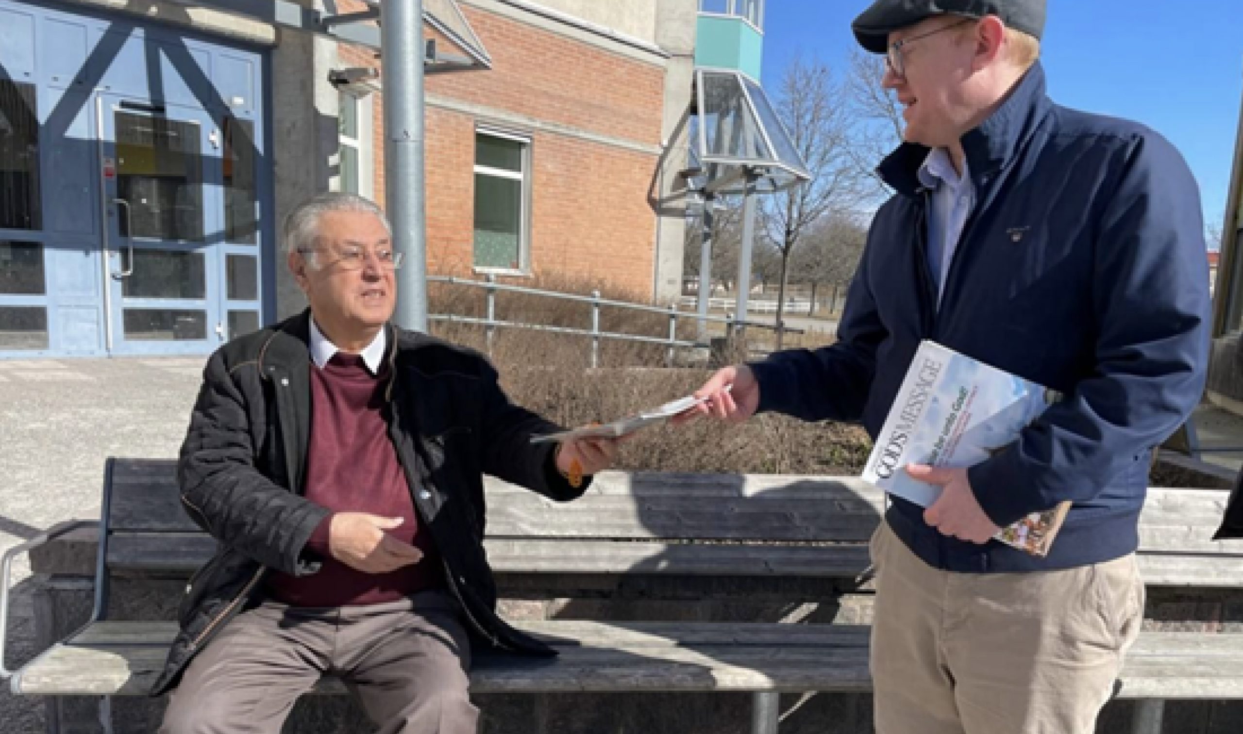 Brethren distribute Pasugo magazines in Stockholm