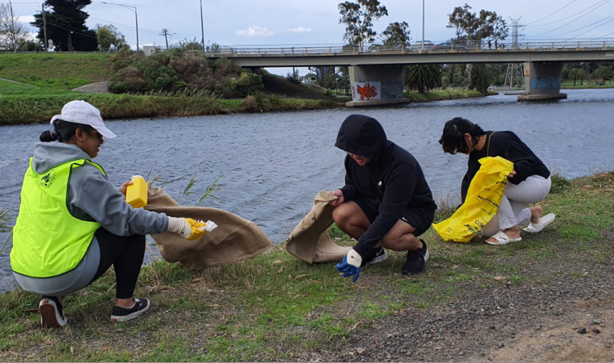 Melbourne Congregation cleans up Maribyrnong riverbank