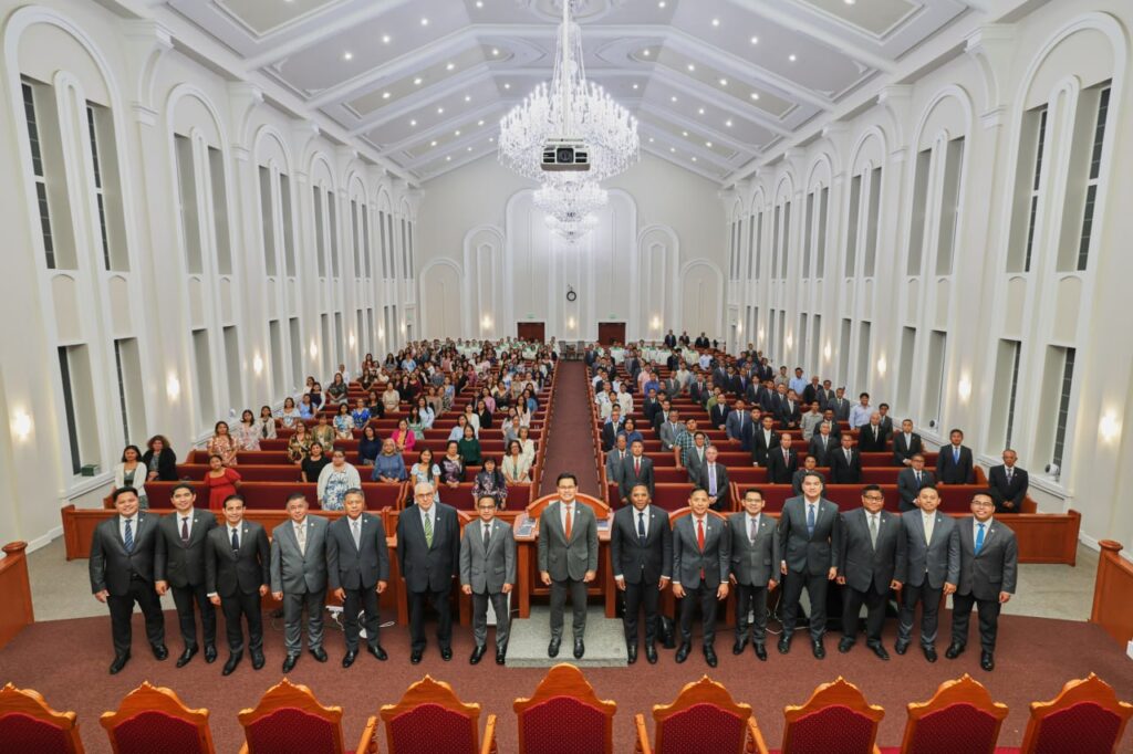 Special gathering in Hawaii-Pacific uplifts head deacons, families